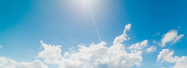 빛나는 태양과 구름 — 스톡 사진