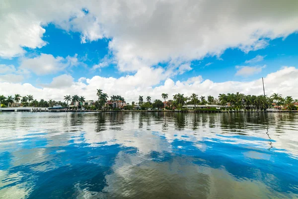 Fort Lauderdale bir kanal üzerine Yansıması — Stok fotoğraf