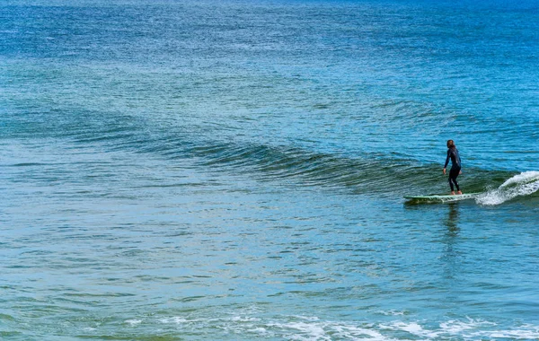 冲浪者在佛罗里达州的小浪上 — 图库照片