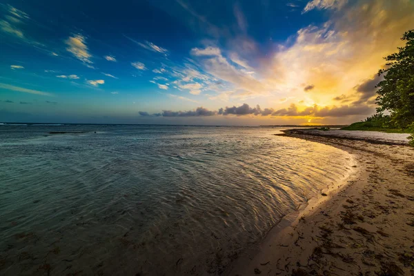 Malebné slunce na pláži Bois Jolan na Guadeloupe — Stock fotografie