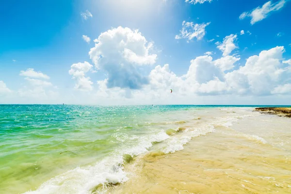 Kite surfing i Pointe de La Saline stranden i Guadeloupe — Stockfoto