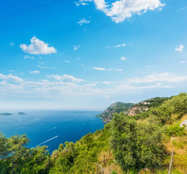 Modrá obloha nad světově známým pobřežím Amalfi — Stock fotografie