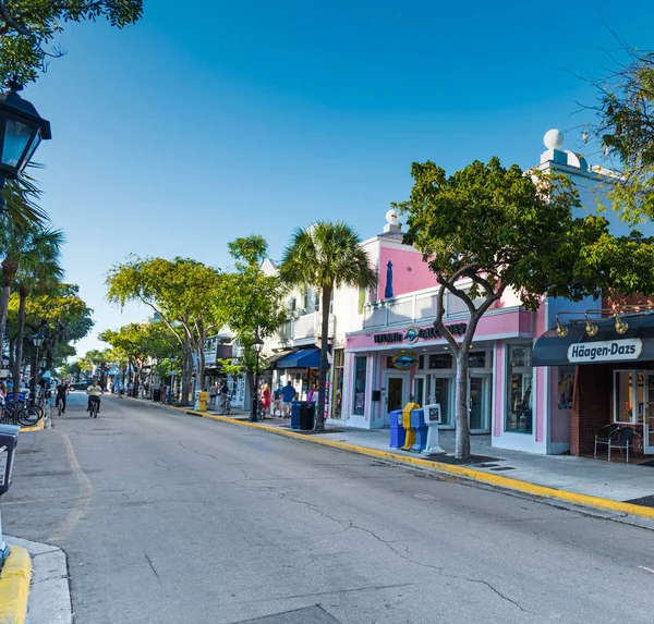 Obchody na malebné ulici Duval street — Stock fotografie