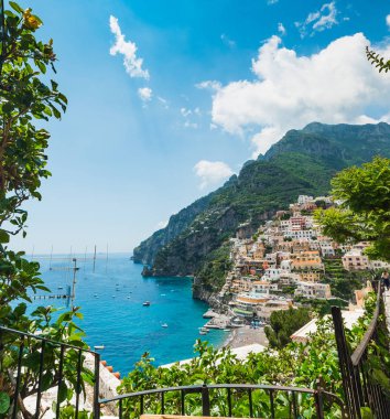 Güneşli bir bahar gününde Güzel Positano kıyı