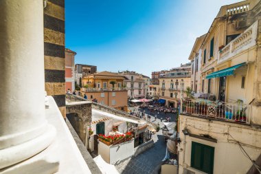 Güneşli bir günde Piazza del Duomo insanlar