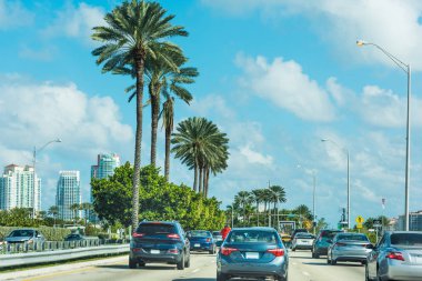 Miami Beach karayolu üzerinde trafik