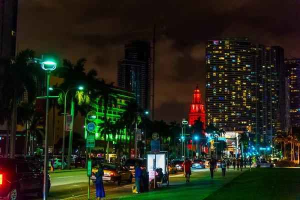 Personas en el centro de Miami por la noche —  Fotos de Stock