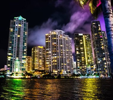 Gece Miami Riverwalk üzerine Yansıması