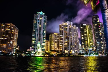 Gece Miami Riverwalk üzerine Yansıması