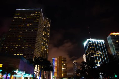 Miami'de açık bir gecede gökdelenler