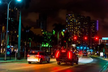 Miami şehir merkezinde gece trafik