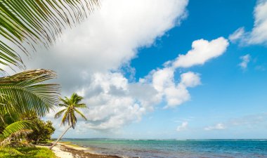 Bulutlu bir gökyüzü altında Guadeloupe Autre Bord plaj