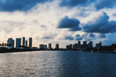 Gün batımında Miami üzerinde kara bulutlar