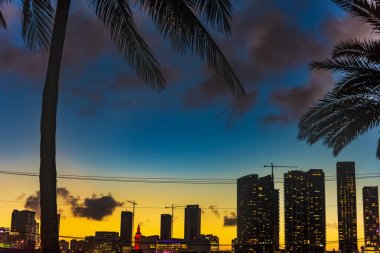 Gün batımında Miami üzerinde renkli gökyüzü