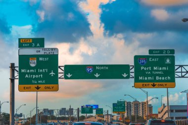Miami'de 95 eyaletler arası otobankuzeye doğru yol tabelası