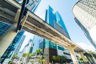 Miami şehir merkezinde monoray ve gökdelenler