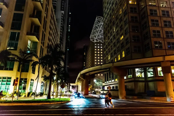 Personer i Downtown Miami på natten — Stockfoto