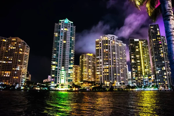 Reflektion på Miami Riverwalk på natten — Stockfoto