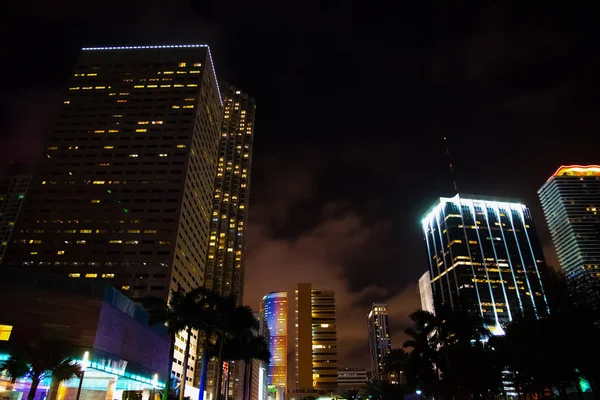 Rascacielos en una noche despejada en Miami — Foto de Stock