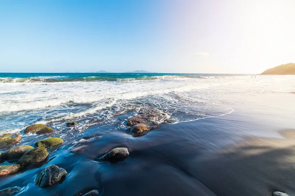 Rocas y arena en la playa Grande Anse en Guadalupe — Foto de Stock