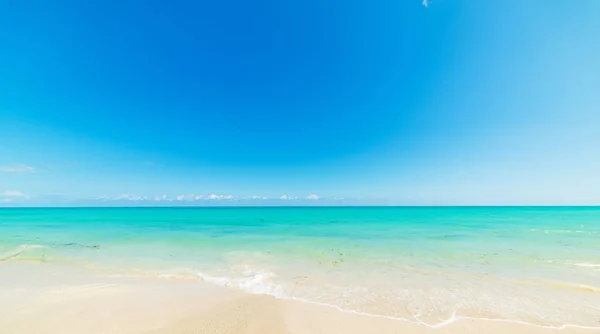 Blå himmel och turkos vatten i Miami Beach kor tare — Stockfoto