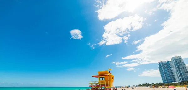 Skyscrapers and lifeguard tower in world famous Miami Beach — Stock Photo, Image