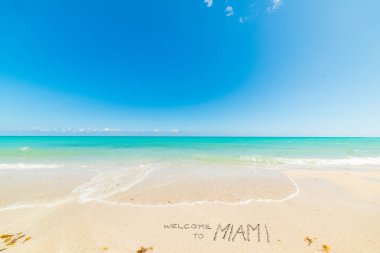 Miami'ye hoş geldiniz dünyaca ünlü Miami Beach kıyısında yazılı