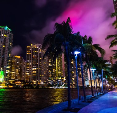 Miami Riverwalk şehir merkezinde renkli bir gece