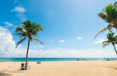 Açık bir gökyüzü altında Fort Lauderdale kıyı