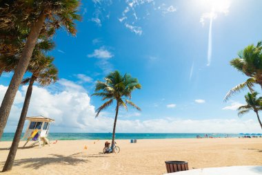 Fort Lauderdale kıyısı parlayan bir güneşin altında