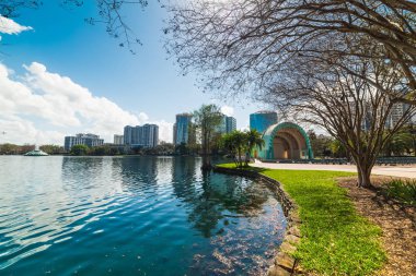 Orlando'daki Eola Gölü parkında güneş parlıyor
