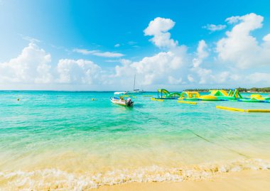 Guadeloupe Sainte Anne plajda Tekne