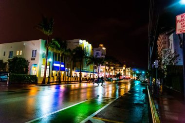 Geceleri Miami Beach dünyaca ünlü Ocean Drive Neon ışıkları