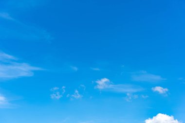 Baharda beyaz ve yumuşak bulutlu mavi gökyüzü