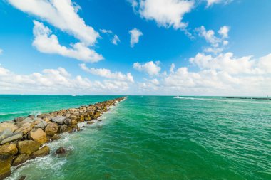 Bulutlu bir günde Miami Beach kıyısında Breakwater