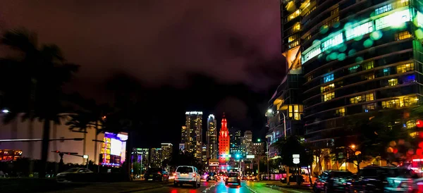Tráfico en el centro de Miami por la noche —  Fotos de Stock