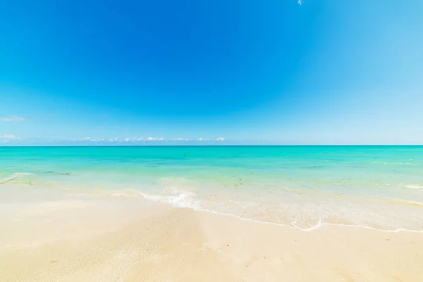 Błękitne niebo nad turkusową wodą w Miami Beach Shore — Zdjęcie stockowe