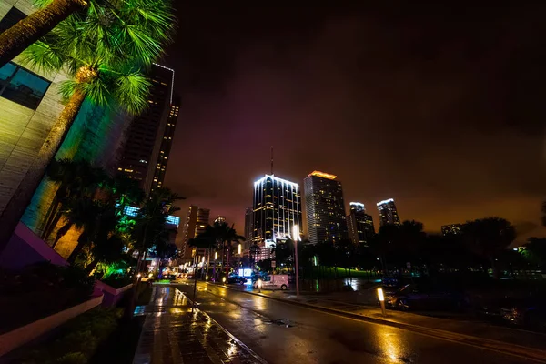 Wieżowce przez Bayfront Park w Miami w nocy — Zdjęcie stockowe
