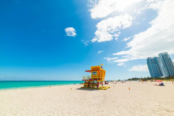 Torre salva-vidas laranja no mundialmente famoso Miami Beach — Fotografia de Stock