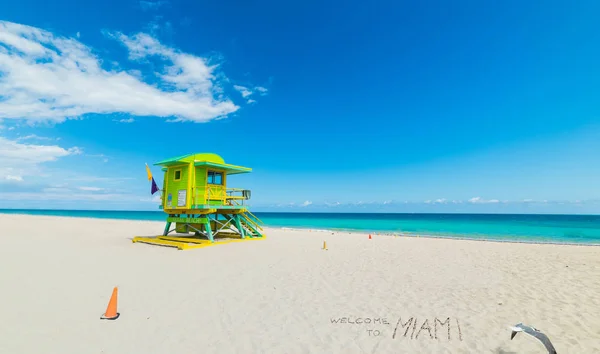 Willkommen zu miami geschrieben von einem bunten Rettungsschwimmturm in miami — Stockfoto