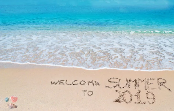 Ласкаво просимо в літо 2019 написано на піску — стокове фото
