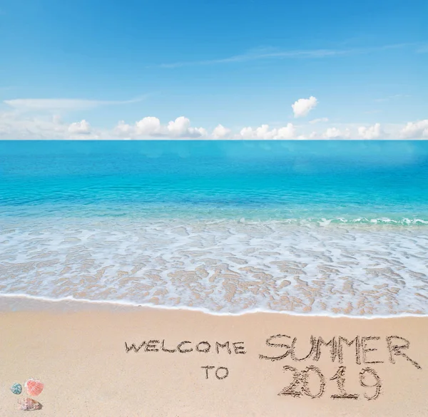 Bienvenido al verano 2019 escrito en una playa tropical — Foto de Stock