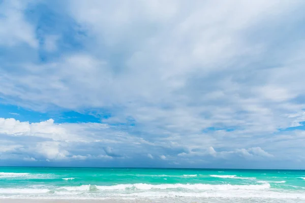 Grå himmel över Miami Beach Shore — Stockfoto