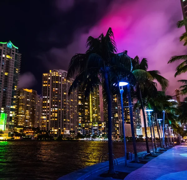 Färgglada natt i Downtown Miami Riverwalk — Stockfoto