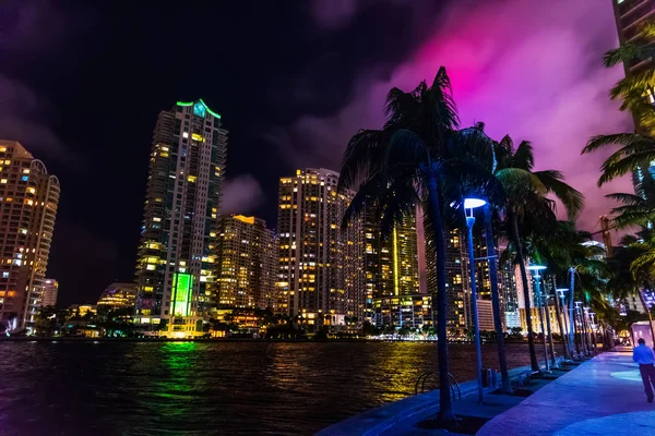 Noche colorida en Miami Riverwalk — Foto de Stock