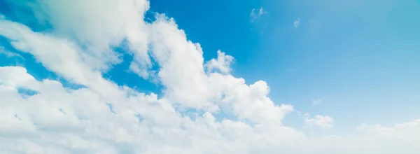 Yaz aylarında yumuşak bulutlar ve mavi gökyüzü — Stok fotoğraf