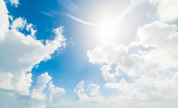 Sol brilhante e nuvens brancas no verão — Fotografia de Stock