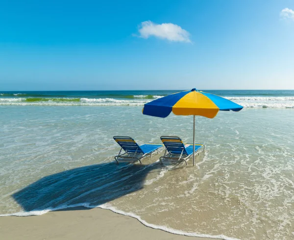 Cadeiras de praia e guarda-chuva praia em Daytona Beach — Fotografia de Stock