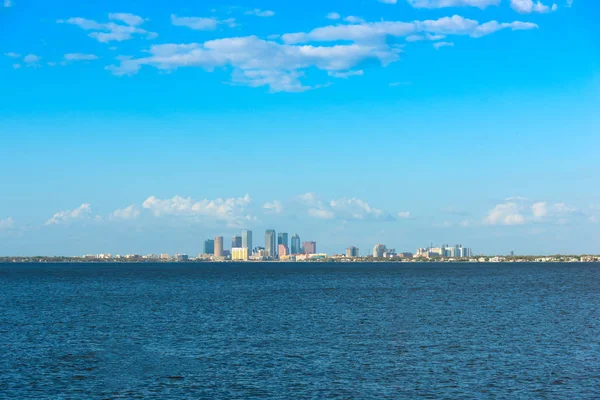 Wolkenkrabbers van het centrum van Tampa gezien vanuit Vinoy Park — Stockfoto