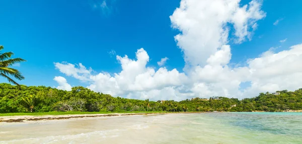 Bílé mraky nad pláží Pointe de la Saline na Guadeloupe — Stock fotografie